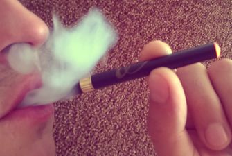 В России подросток остался без зубов после курения электронной сигареты