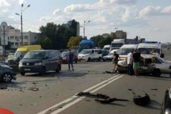 В Киеве неподалеку от метро «Черниговская» произошло массовое ДТП: один человек погиб
