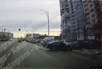 У Києві водій на великій швидкості влетів у припарковані авто