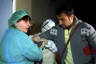 В Грузии медики силой втащили в больницу пациента с подозрением на коронавирус, когда тот говорил с журналистами