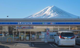 Популярное место для фото с видом на гору Фудзи завесят "сеткой от туристов"