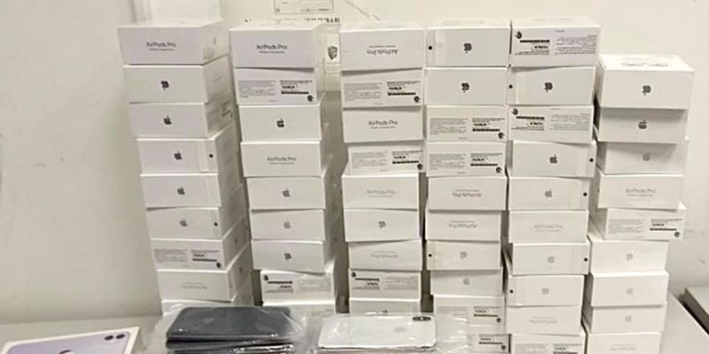 В забытых чемоданах в “Борисполе” выявили более сотни айфонов