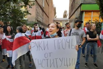 "Саша, йди": У Києві пройшла акція під посольством Білорусі проти інавгурації Лукашенка