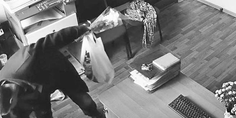 Залез в чужую сумку: В Херсоне мужчина с цветами обворовал сотрудницу офиса