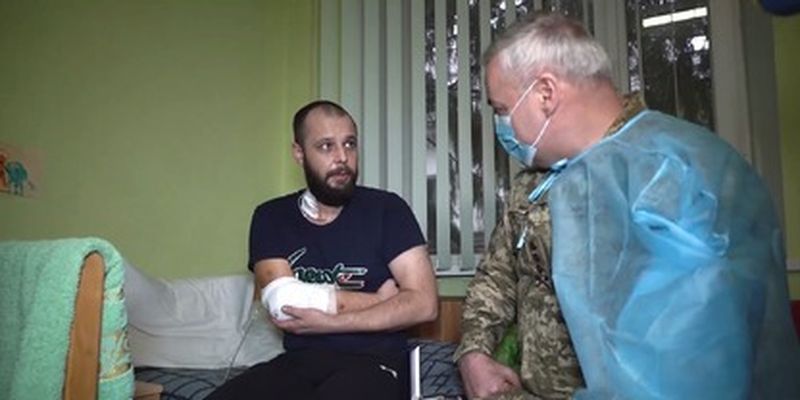 Командующий Объединенных сил посетил госпиталь с ранеными бойцами ВСУ: видео