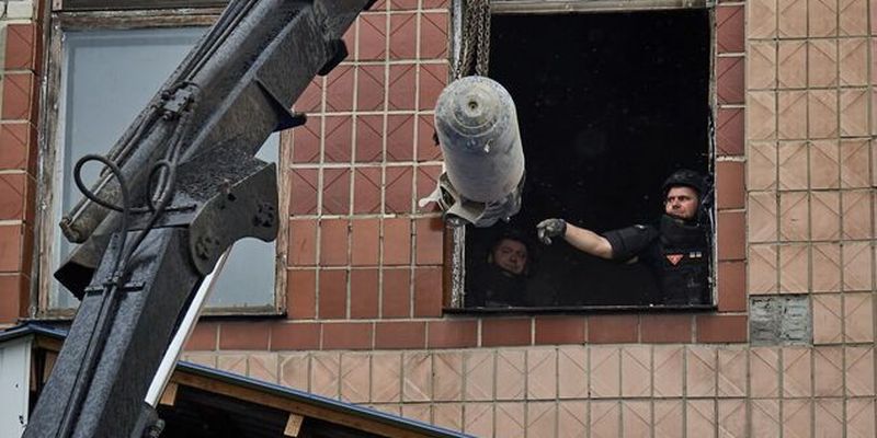 Попала в гражданское помещение, но не сдетонировала: на Харьковщине обезвредили 250-килограммовую управляемую авиабомбу. Видео