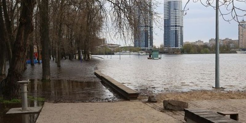 В Киеве уровень Днепра поднялся почти на полметра. Фото потопа в Гидропарке