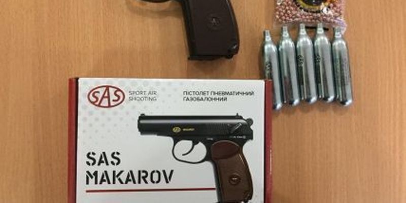 Чтобы дети стреляли: в Кривом Роге родители приобрели для школы пистолет Макарова