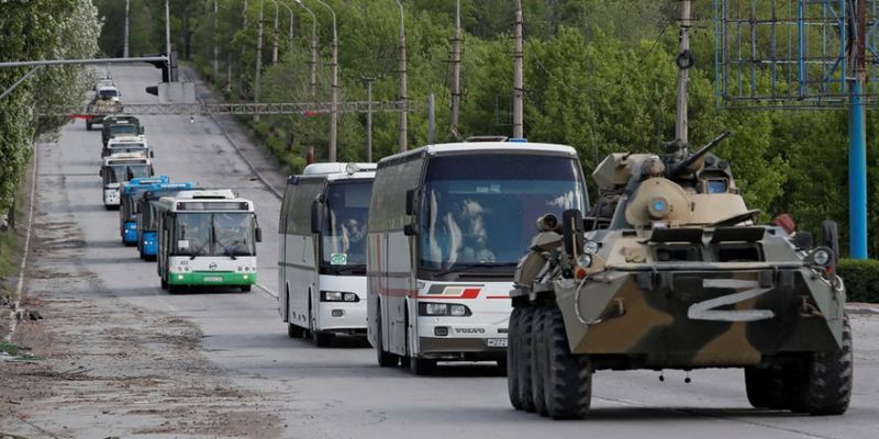 Выход украинских бойцов с "Азовстали": территорию завода покинули минимум семь автобусов