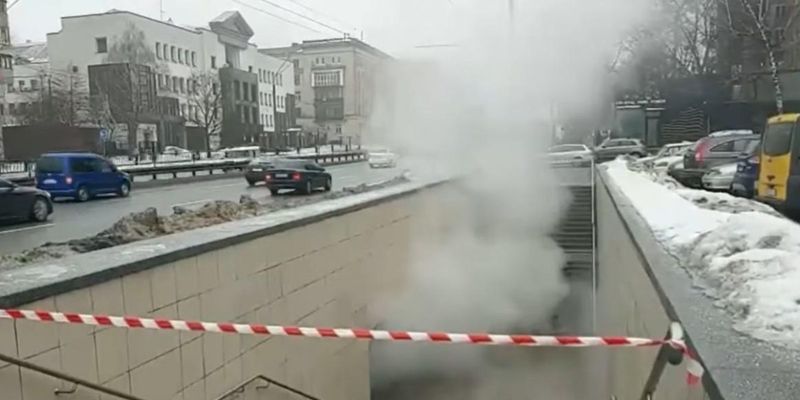 "Киевский портал в Ад": подземный переход в столице зрелищно залило кипятком из теплосети
