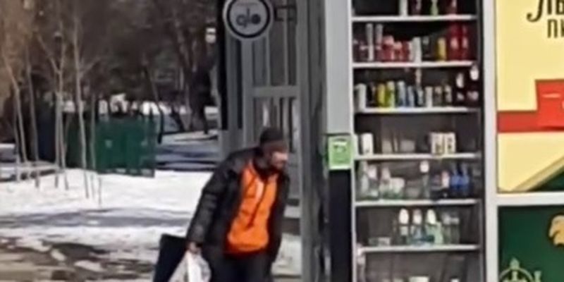 Вот так работают мародеры: в Харькове преступник средь бела дня вынес алкоголь из киоска, видео