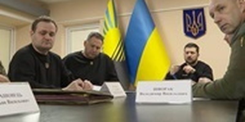 Зеленский провел совещание на Донбассе