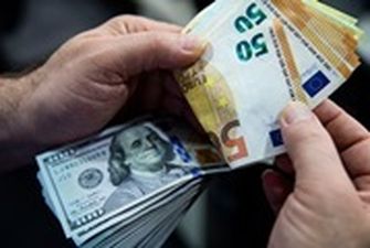 Доллар США впервые с 2002 года стал дороже евро