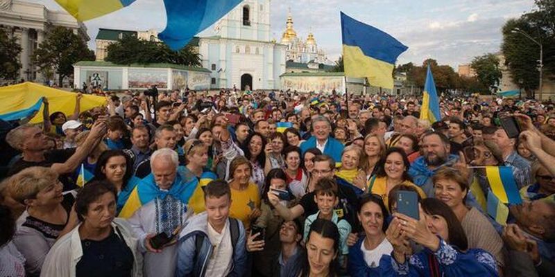 "Мы должны сохранить Украину!" Порошенко поучаствовал в масштабном флешмобе ко Дню флага. Яркие фото и видео