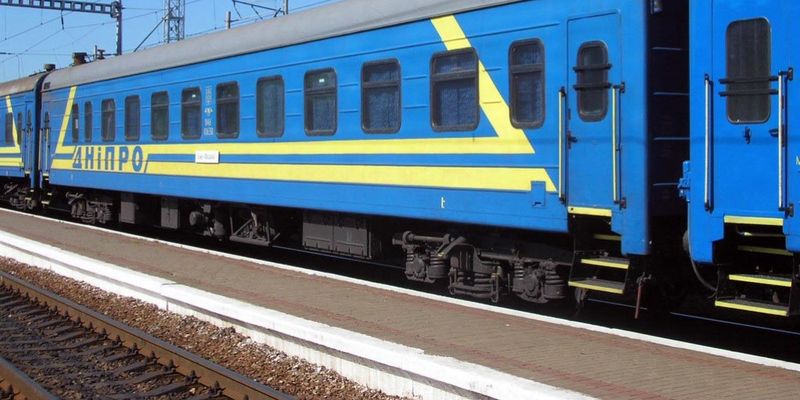 В Киеве из-под поезда вытащили мужчину