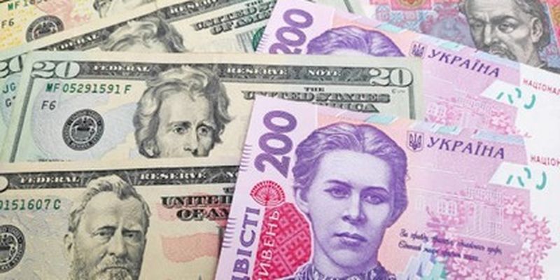 Доллар в киевских обменниках продолжает падать: эксперт назвал ряд причин