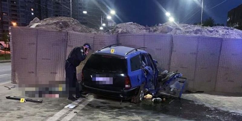 В Киеве автомобиль врезался в блокпост: двое погибших