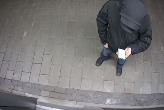 В Киеве на Подоле хулиган выбил ногой дверь общественного туалета и попал на видео