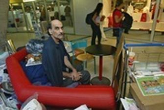 Умер иранский беженец, живший 18 лет в аэропорту