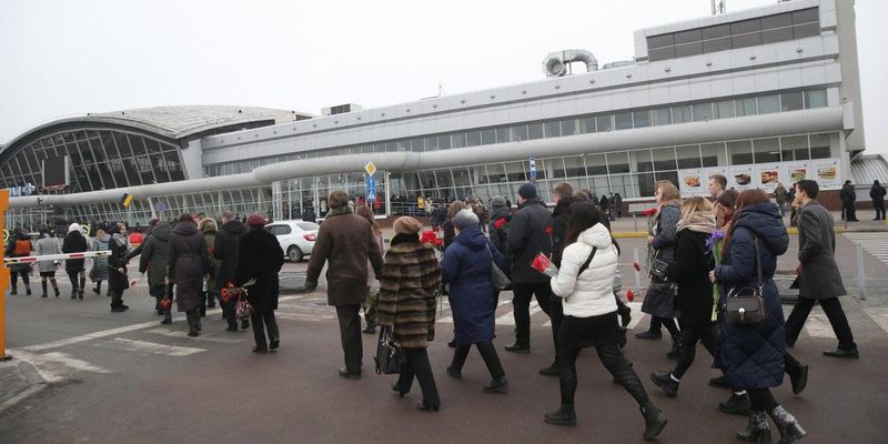 Прощання з жертвами трагедії "Боїнга" МАУ: до "Борисполя" продовжують прибувати люди