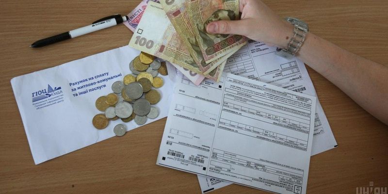 Киевляне начали получать платежки с "дополнительными начислениями": кому и за что придется платить