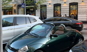 Маленький раритет: в Киеве заметили малоизвестный кабриолет Ford 2000-х