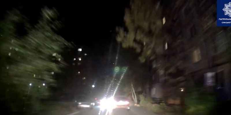 Пьяный водитель в Сумах 30 метров тянул полицейского за машиной