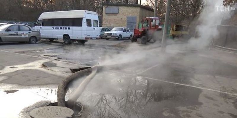 Вдруге за добу. У Києві стався новий прорив труби з гарячою водою