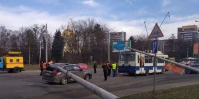 Железобетонная опора упала на троллейбус с пассажирами