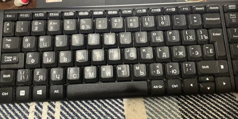 Клавиши снимать не придется: как быстро почистить клавиатуру компьютера