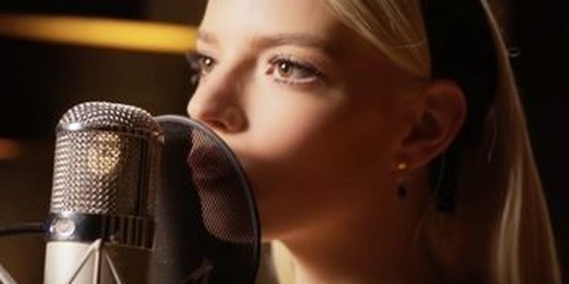 Аня Тейлор-Джой поет песню в музыкальном ролике фильма "Прошлой ночью в Сохо"