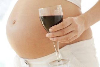 Сколько беременных украинок любят выпить: гинекологи шокировали статистикой