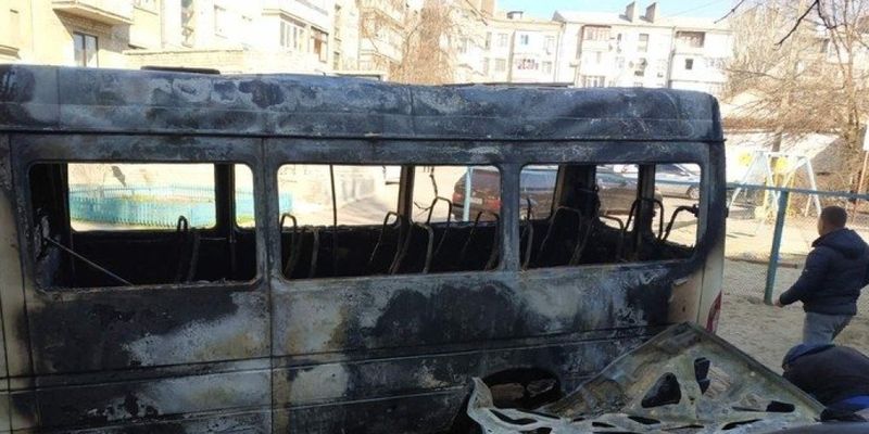 Подозревают поджог: сразу два авто сгорели во дворе в Николаеве
