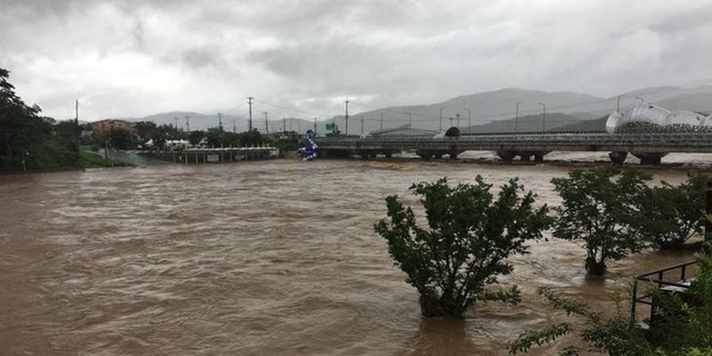 Потужні зливи в Південній Кореї: вперше за десятиліття закрили один із найстаріших мостів – фото