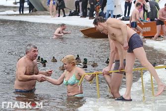 Турчинов: купання в ополонках не має жодного стосунку до Хрещення