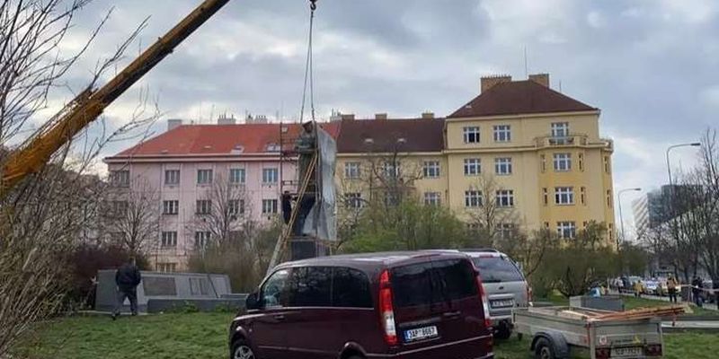 У Росії істерика: влада Праги, користуючись карантином, знесла пам'ятник радянському маршалу