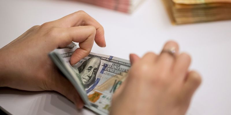 Курс доллара в Украине продолжает рекордно снижаться