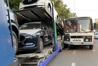 В Киеве автобус врезался в прицеп с новыми машинами