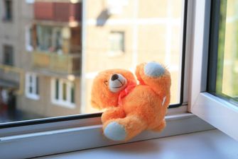 На Тернопольщине 4-летний мальчик выпал из окна многоэтажки