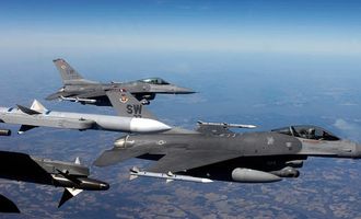 F-18 — лучше: генерал рассказал об опасности истребителей F-16
