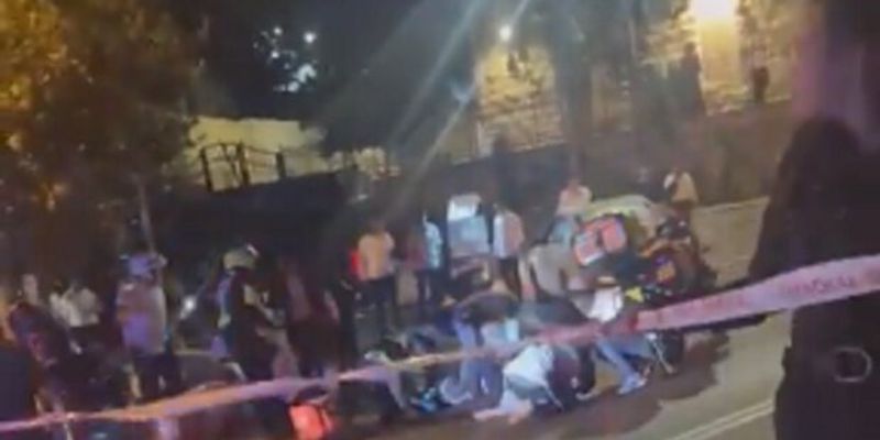 Неизвестный расстрелял автобус с людьми на парковке: появилось видео с места ЧП