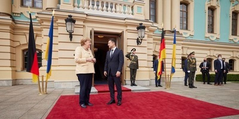 Меркель из Киева намекнула Москве, что через 25 лет Германия откажется от российского газа
