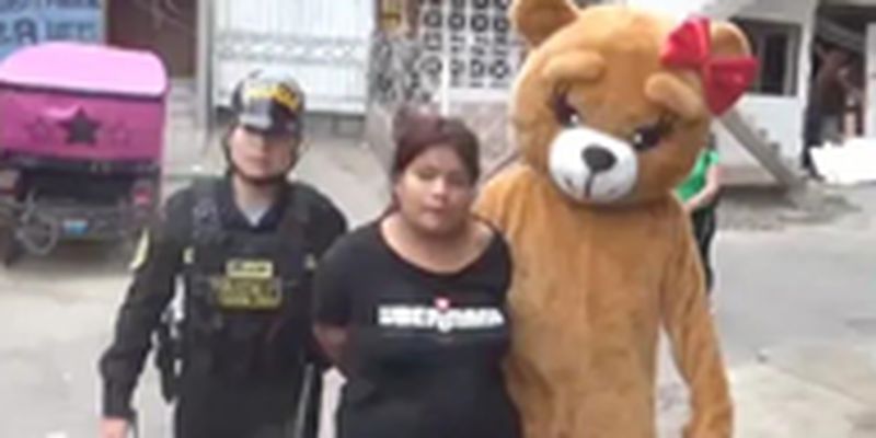 В Перу полицейский в костюме плюшевого медвежонка задержал наркоторговцев