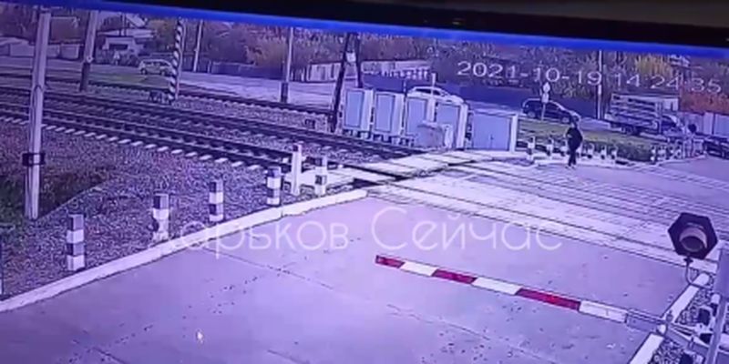 Посмотрела в телефон и ступила на рельсы: под Харьковом поезд насмерть сбил студентку