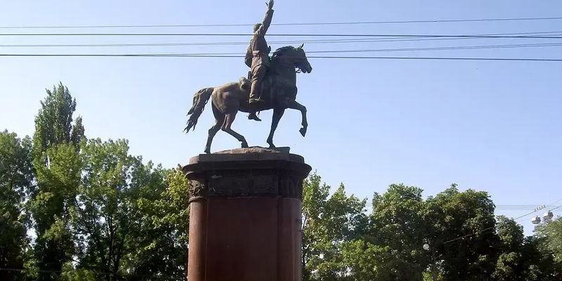 В Киеве разрешили демонтировать памятники Пушкину и Щорсу