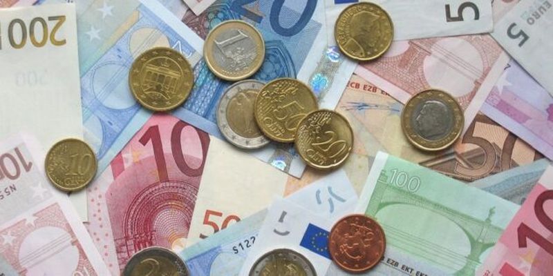Евро и доллар в обменниках подешевели: курс валют в Украине 18 мая