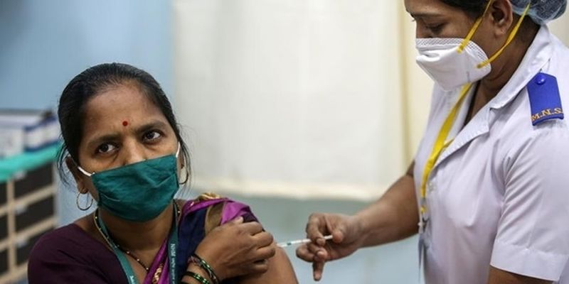 Стало известно о первых жертвах COVID-вакцинации в Индии