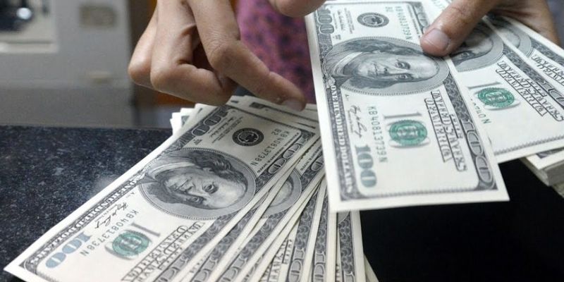 Украинцы начали активно скупать валюту через Интернет: купили на 23 миллиона долларов больше, чем продали