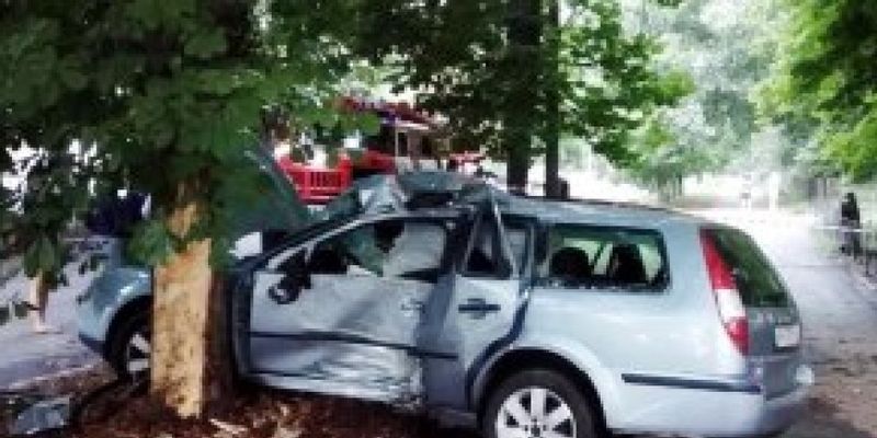 В Днепропетровской области авто врезалось в дерево: погибли два человека