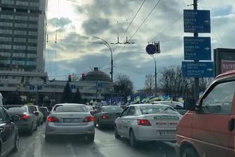 У Києві під судом мітингують прихильники Порошенка: на дорогах утворилися затори